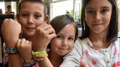 Les Rainbow Loom, nouveau phénomène des cours de récré