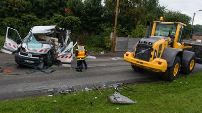 Favreuil : le conducteur d'une camionnette de livraison blessé après un  choc avec un camion - La Voix du Nord